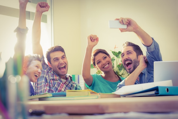 Gruppo di colleghi che prendono un selfie