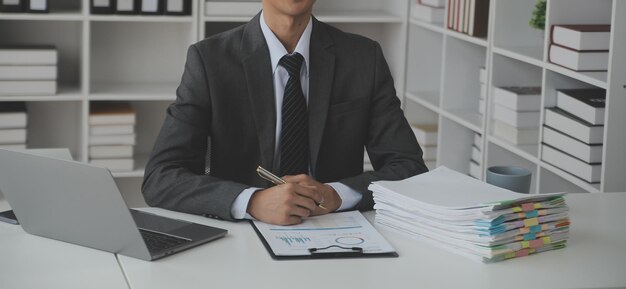 Gruppo di colleghi di lavoro creativi di giovani imprenditori asiatici in ufficio Felici di avere un lavoro di squadra di partnership di successo che celebra il successo e il concetto di successo