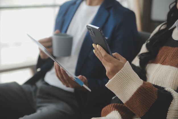 Gruppo di colleghi di lavoro creativi di giovani imprenditori asiatici in ufficio Felici di avere un lavoro di squadra di partnership di successo che celebra il successo e il concetto di successo