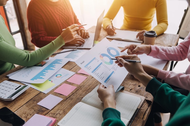 Gruppo di colleghi di lavoro creativi di giovani imprenditori asiatici in ufficio Felici di avere un lavoro di squadra di partnership di successo che celebra il successo e il concetto di successo