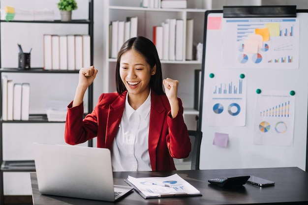 Gruppo di colleghi di lavoro creativi di giovani imprenditori asiatici in ufficio Felici di avere un lavoro di squadra di partnership di successo che celebra il successo e il concetto di successo