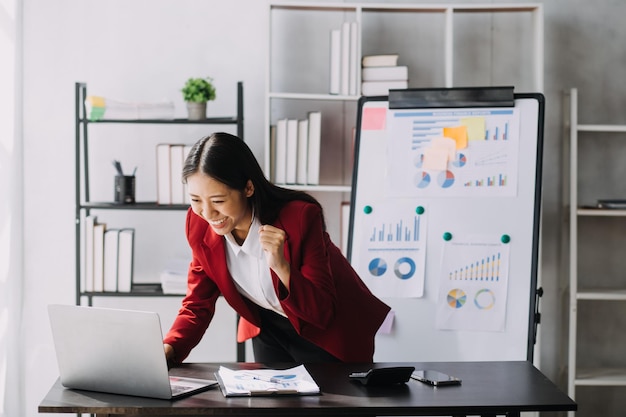 Gruppo di colleghi di lavoro creativi di giovani imprenditori asiatici in ufficio Felici di avere un lavoro di squadra di partnership di successo che celebra il successo e il concetto di successo