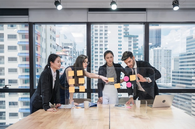 Gruppo di colleghi di lavoro multietnici che analizzano e discutono sull'idea di affari