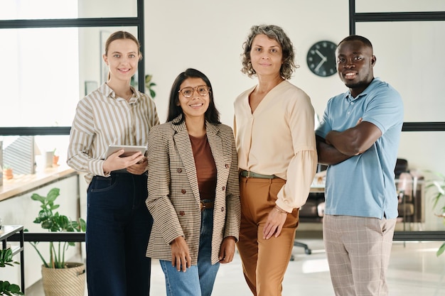 Gruppo di colletti bianchi interculturali di successo in abbigliamento casual intelligente