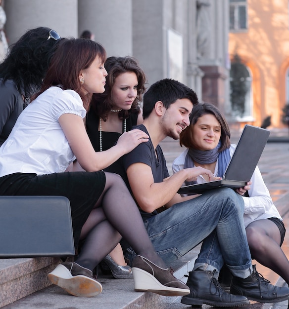 Gruppo di compagni con libri e laptop