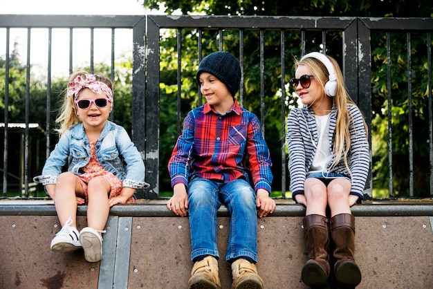 Gruppo di concetto adorabile sveglio alla moda dei bambini