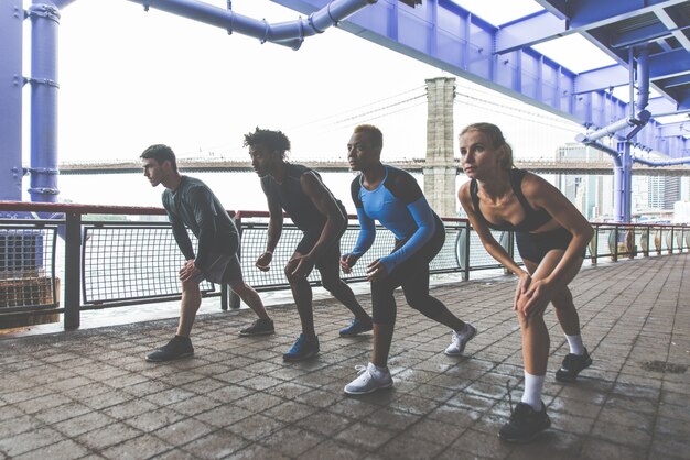 Gruppo di corridori urbani che corrono sulla strada a New York City, serie concettuali su sport e fitness