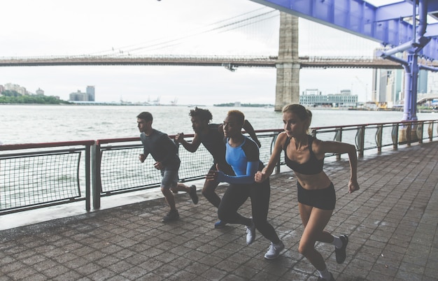 Gruppo di corridori urbani che corrono sulla strada a New York City, serie concettuali su sport e fitness