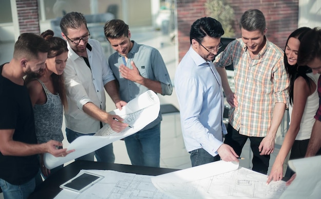 Gruppo di designer e architetti che discutono di nuovi schizziil concetto di lavoro di squadra