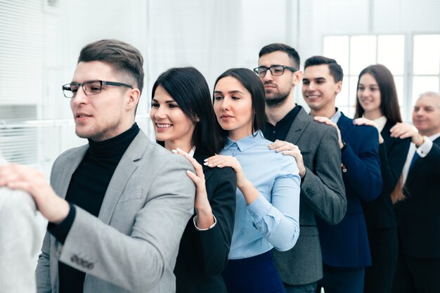 Gruppo di dipendenti aziendali in piedi uno dietro l'altro. il concetto di lavoro di squadra