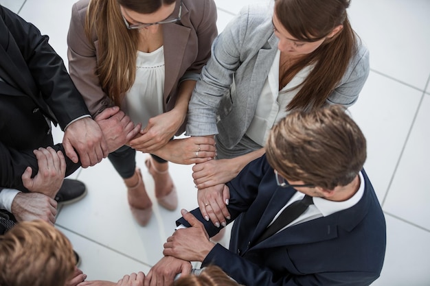 Gruppo di dipendenti che formano un cerchio fuori dal concetto di team building