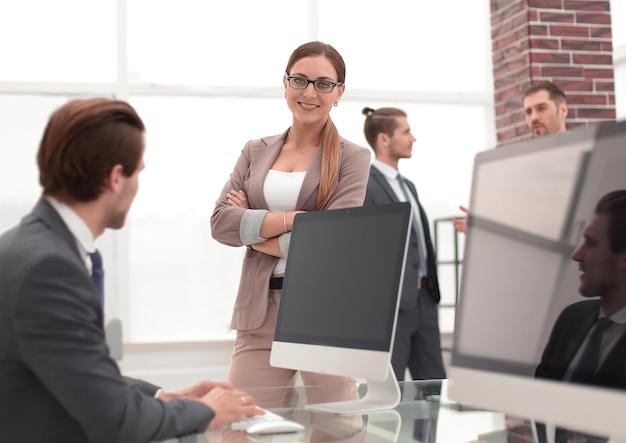 Gruppo di dipendenti sul posto di lavoro in ufficio