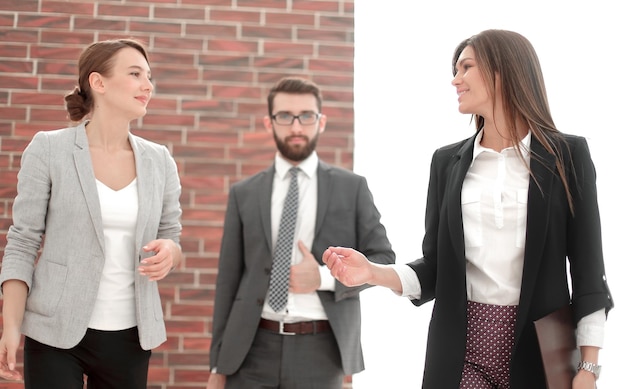 Gruppo di dipendenti sullo sfondo dell'ufficio