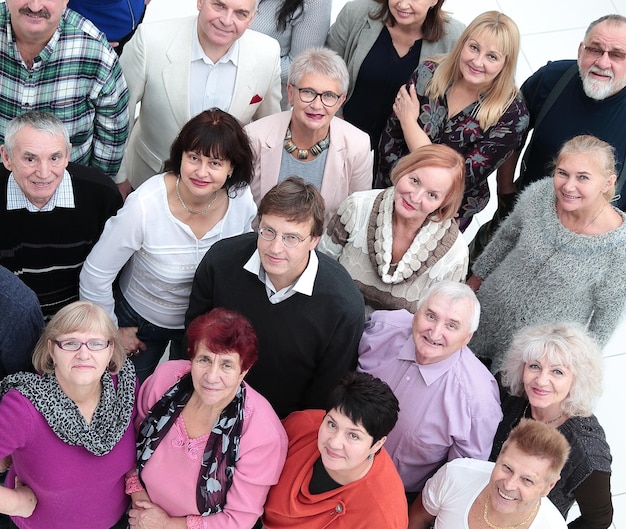 Gruppo di diverse persone mature che ti guardano