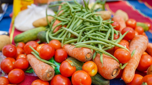 Gruppo di diverse verdure tenute insieme