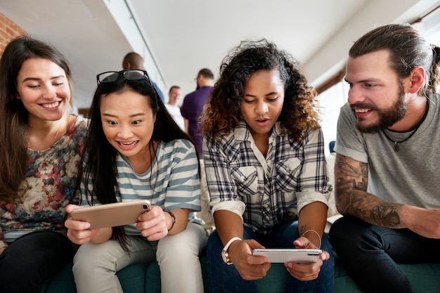 Gruppo di diversi amici che giocano gioco sul cellulare