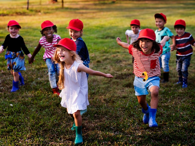 Gruppo di diversi bambini che giocano insieme sul campo