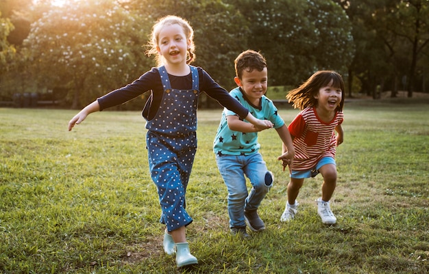 Gruppo di diversi bambini che si tengono per mano insieme al campo