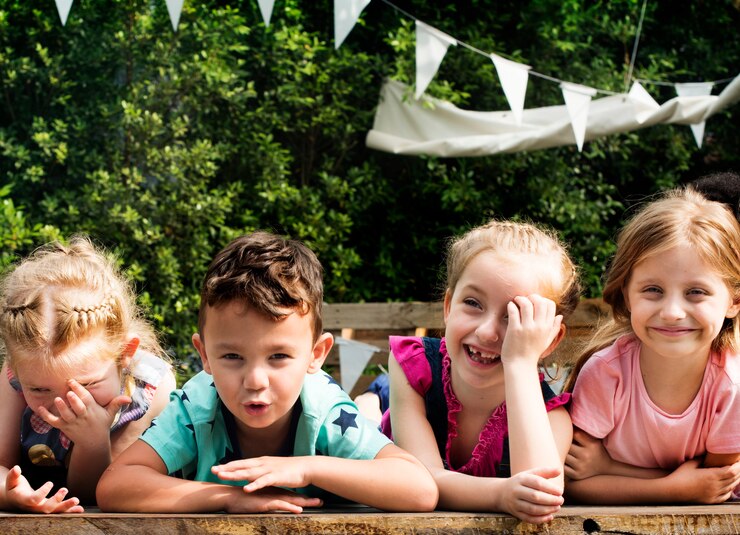 Foto gruppo di diversi bambini divertendosi insieme