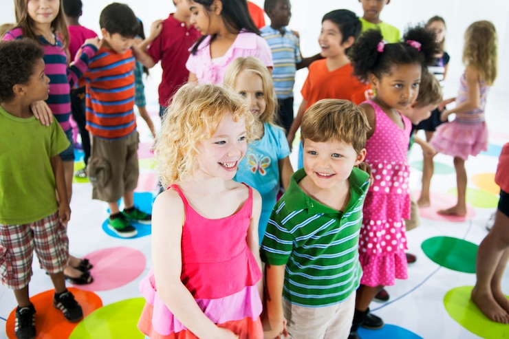 Foto gruppo di diversi bambini in piedi insieme