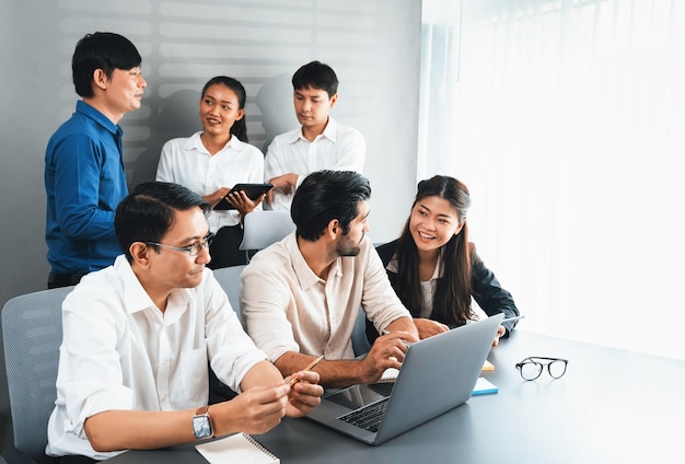 Gruppo di diversi impiegati che lavorano insieme Prudent