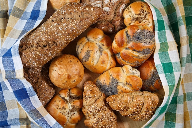 Gruppo di diversi tipi di pane e prodotti da forno