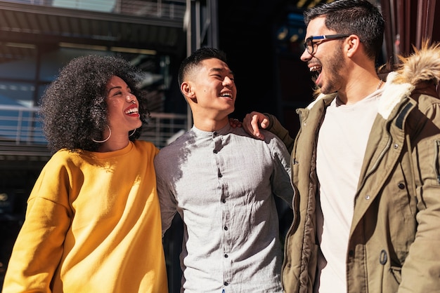 Gruppo di divertimento felice in strada. Concetto di amicizia.