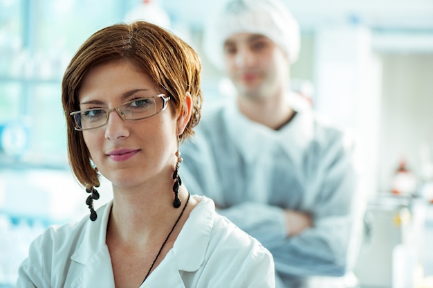 gruppo di docenti universitari in un laboratorio