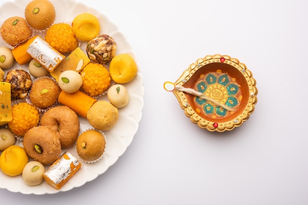 Gruppo di dolci assortiti indiani o mithai con diya