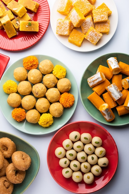 Gruppo di dolci assortiti indiani o mithai con diya