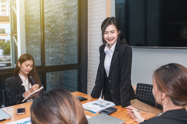 Gruppo di donna di affari che lavora insieme nell&#39;ufficio