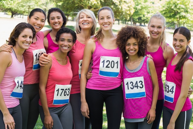 Gruppo di donne che partecipano alla maratona per il cancro al seno