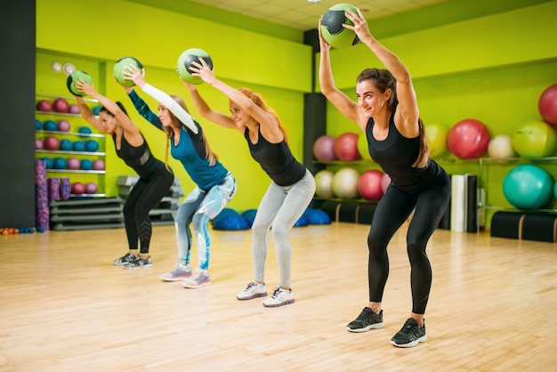 Gruppo di donne con le palle, allenamento fitness