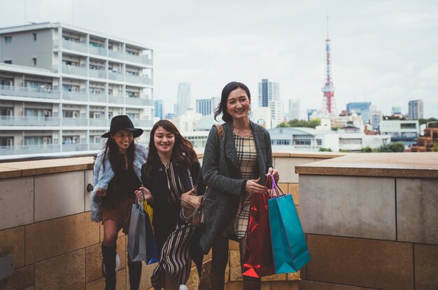 Gruppo di donne giapponesi che trascorrono del tempo a Tokyo, facendo shopping in diverse zone della città