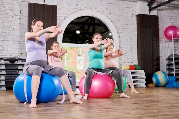 Gruppo di donne in gravidanza Stretching