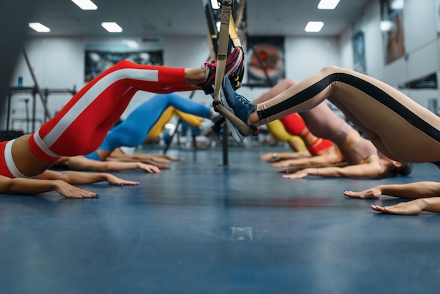 Gruppo di donne magre che fanno esercizio in palestra