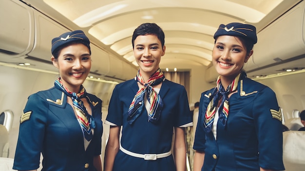 Gruppo di equipaggio di cabina o hostess di volo in aereo