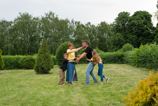 gruppo di famiglia felice con bambini al parco