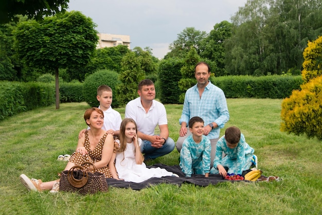 gruppo di famiglia felice con bambini al parco