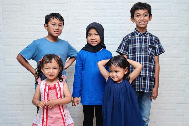 Gruppo di felicità di bambini diversi che sorridono alla macchina fotografica