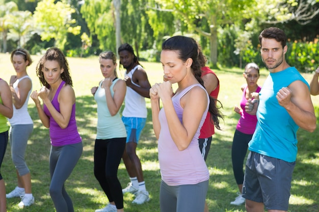 Gruppo di fitness che lavora nel parco