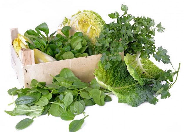 Gruppo di foglia verde di spinack, prezzemolo, cavolo e altre verdure fresche in cassa