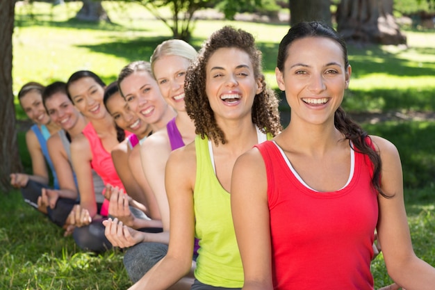 Gruppo di forma fisica che fa yoga nel parco