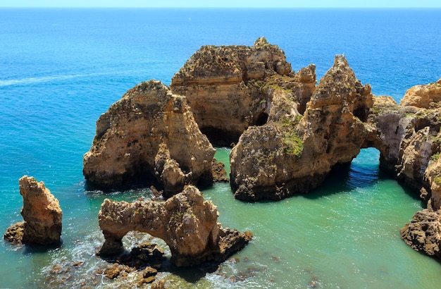 Gruppo di formazioni rocciose lungo la costa della città di Lagos, Ponta da Piedade, Algarve, Portogallo.
