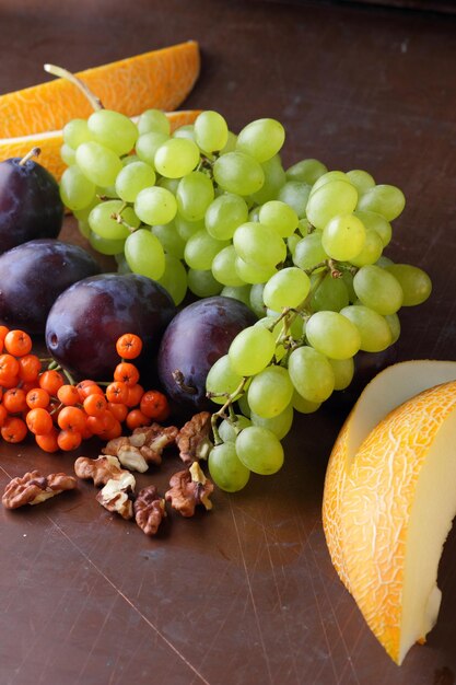 Gruppo di frutti colorati autunnali sani primo piano Raccolta di frutti crudi e biologici dal giardino su sfondo scuro