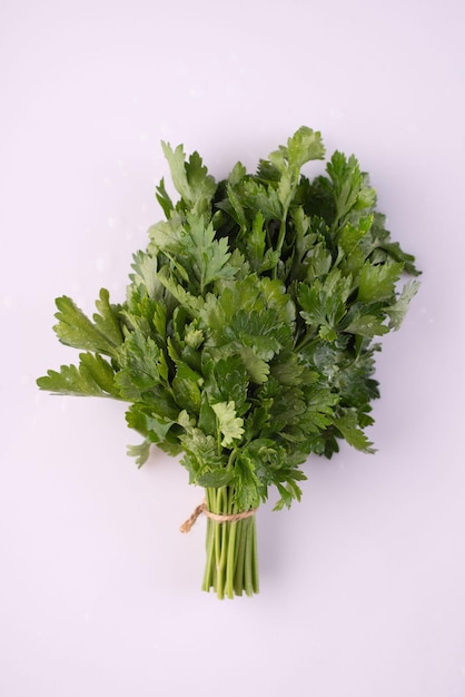 gruppo di gambi di prezzemolo fresco verde su sfondo bianco