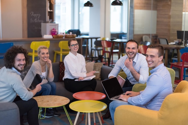 Gruppo di gente di affari che discute business plan all&#39;edificio per uffici startup moderno