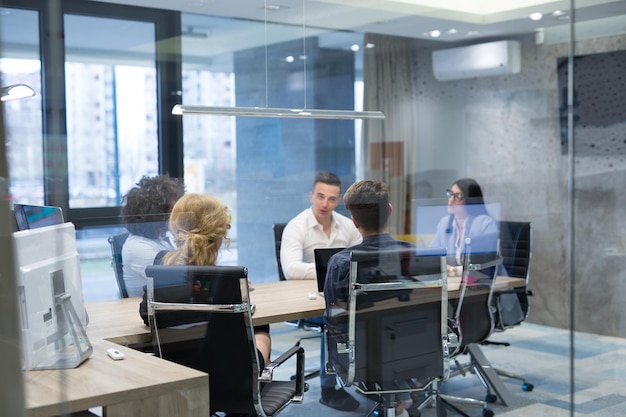 Gruppo di gente di affari che discute business plan all&#39;edificio per uffici startup moderno