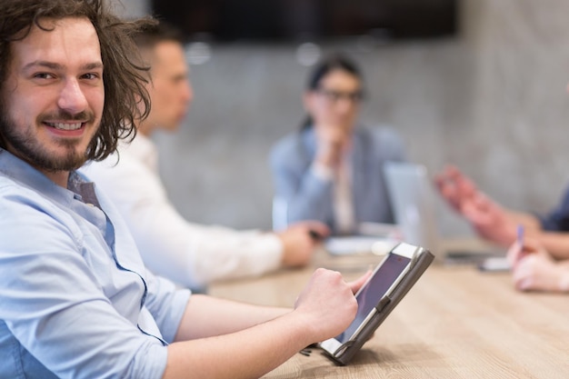 Gruppo di gente di affari che discute business plan all&#39;edificio per uffici startup moderno