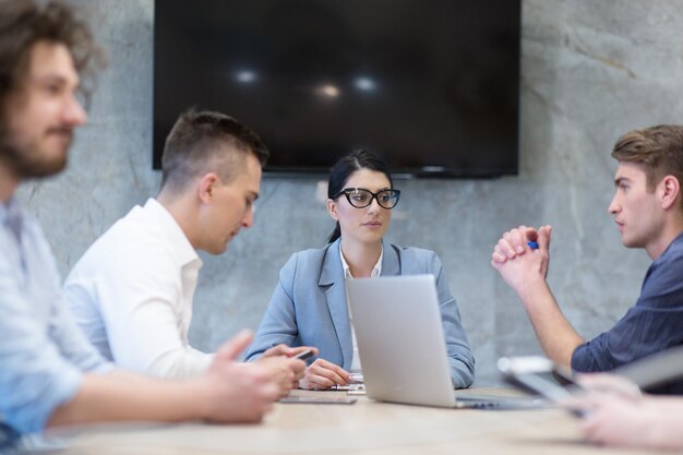 Gruppo di gente di affari che discute business plan all&#39;edificio per uffici startup moderno